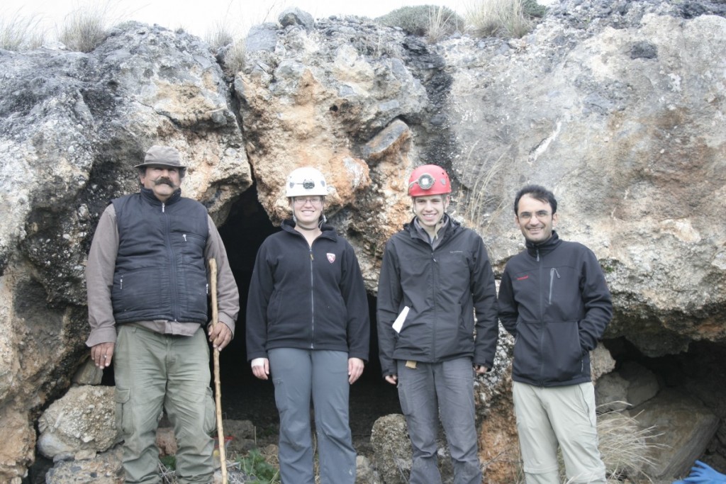 Théo Savoi avec nos collègues du nord de Chypre (Omer, Lauren, Théo, Salih) au pied de la Kyrenian Range